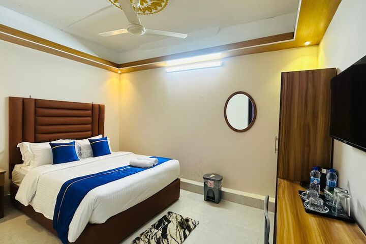 Room 8 of 16
