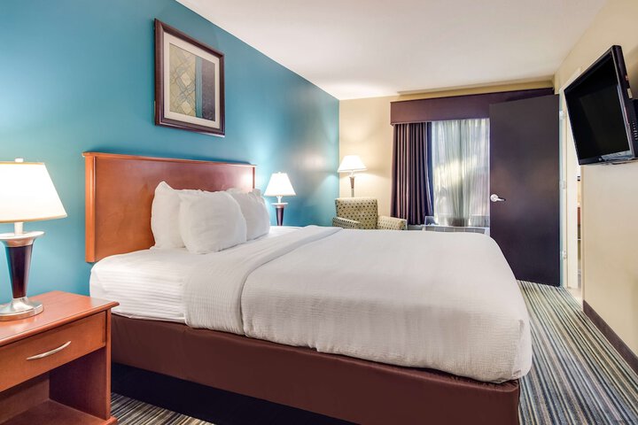 1 Queen Bed Microwave, Refrigerator, Coffee Maker Full Breakfast (12 of 26)