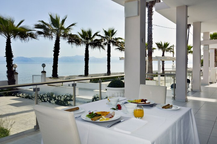 Dining 79 of 108