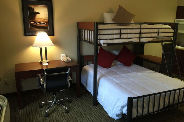 Studio King Bed (3 of 24)