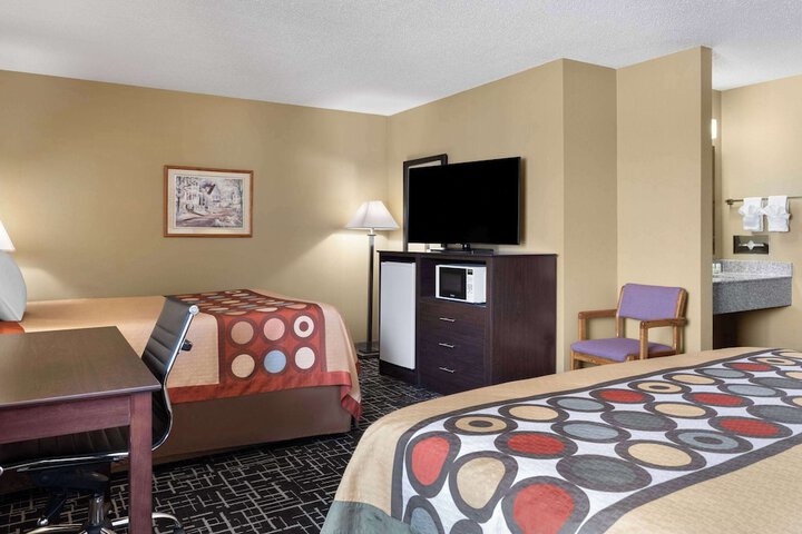 1 Queen Bed (12 of 19)