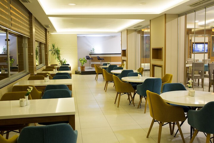 Lounge 31 of 49