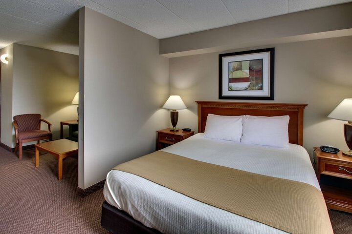 Accessible Suite Queen Bed Accessible Walk in Shower Sofa Bed Work Desk Microwave and Refrigerator Full Breakfast (17 of 30)