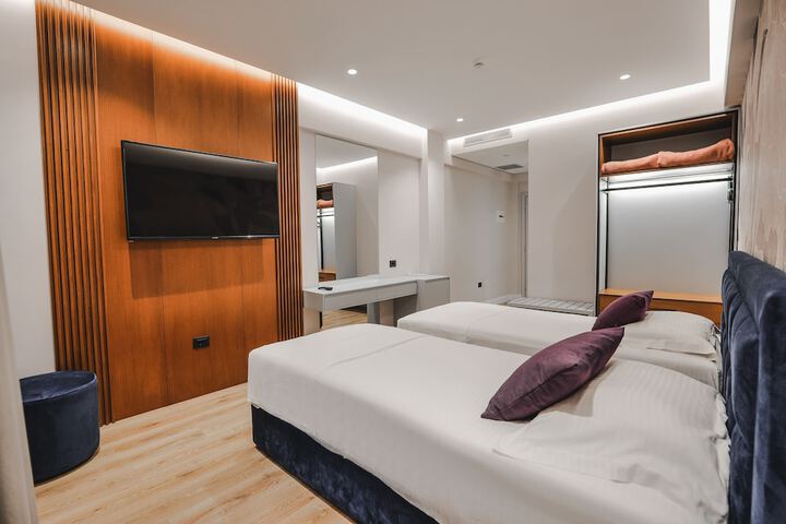 Room 25 of 76