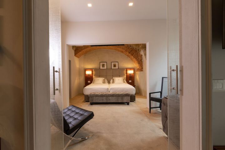 Room 18 of 102