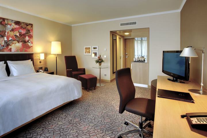 Room 5 of 152