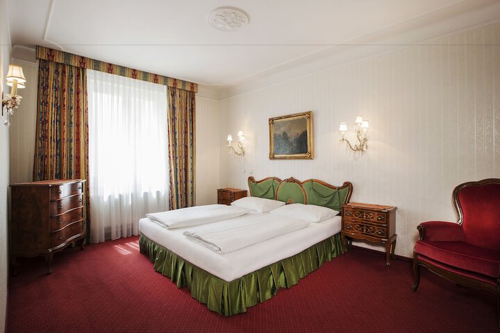 Room 8 of 40