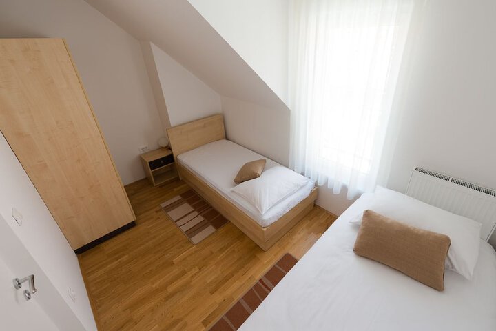 Room 10 of 32
