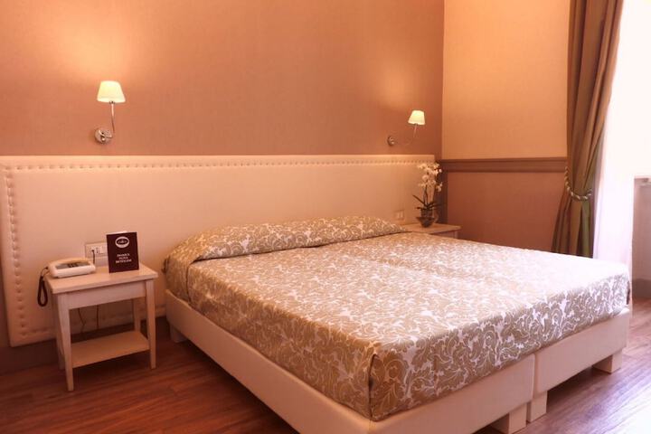Room 5 of 180