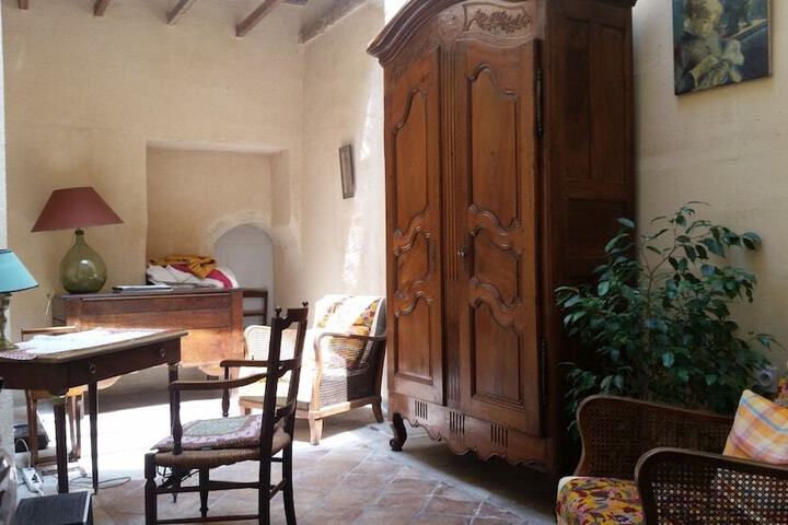 Room 6 of 16