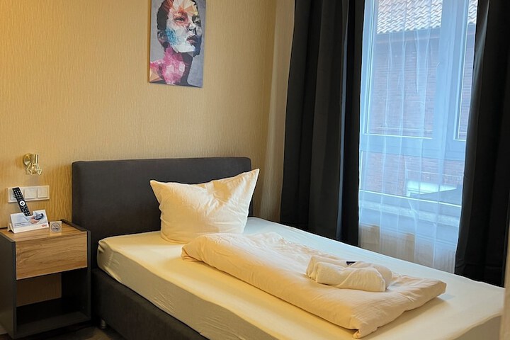 Room 8 of 13