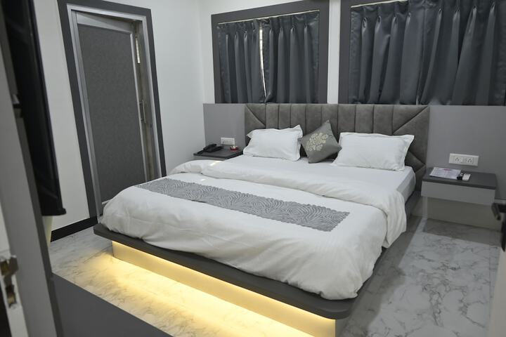 Room 2 of 8