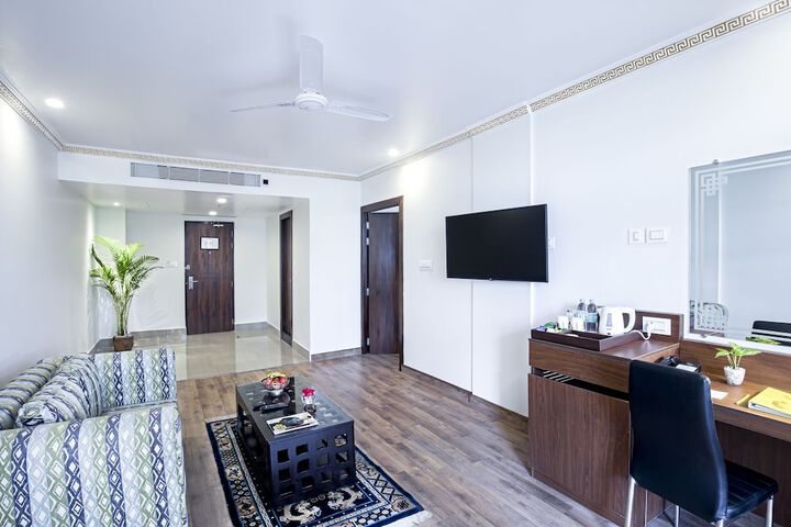 Room 10 of 33