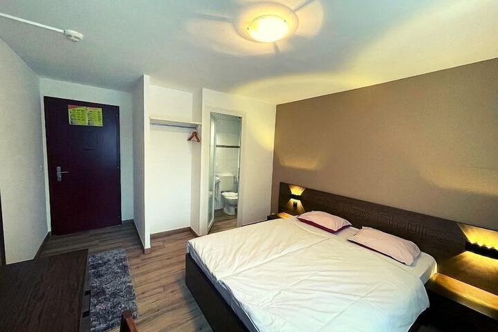 Room 3 of 33