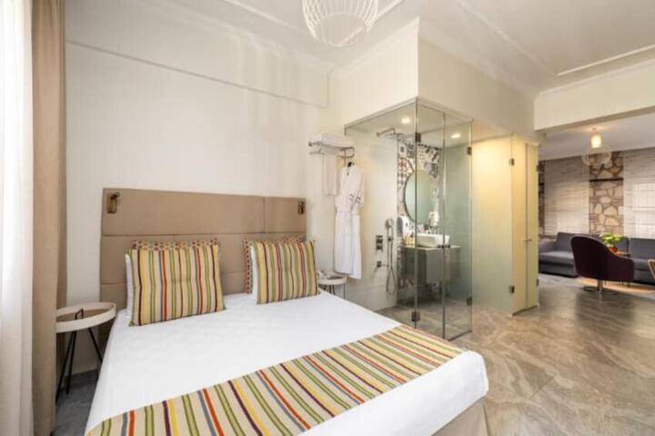 Room 32 of 60