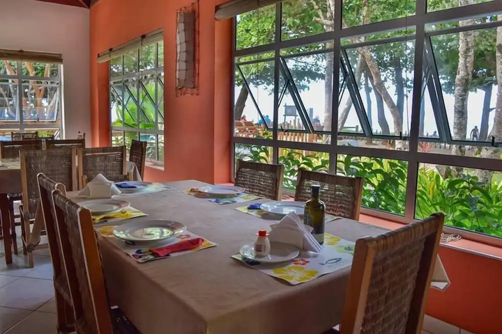 Dining 16 of 17