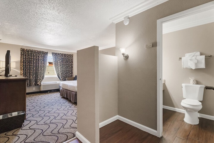1 Queen Bed (2 of 23)