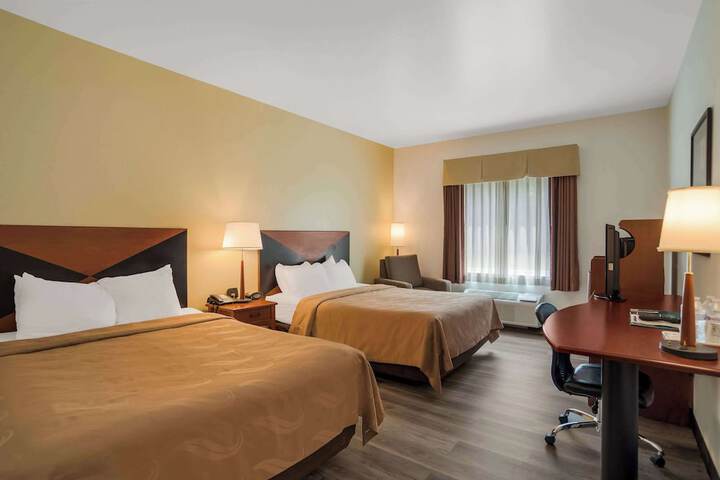 2 Queen Beds (13 of 16)