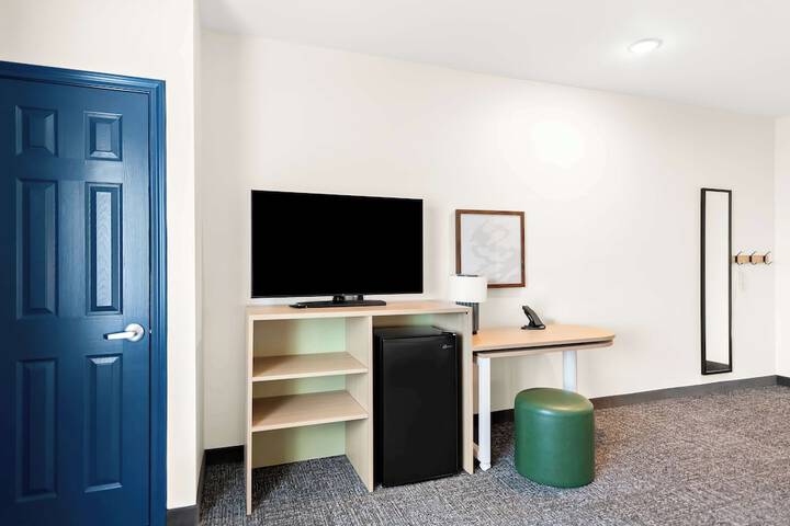 1 King Bed Accessible (8 of 20)