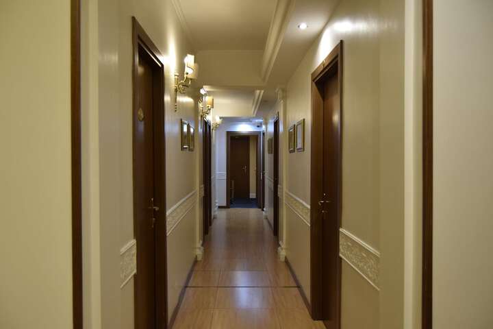Ballroom/Hall 28 of 30