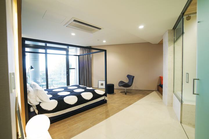 Room 19 of 253