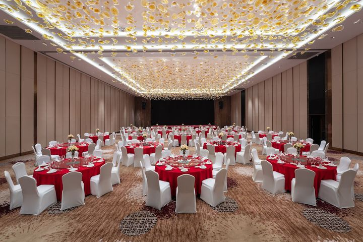 Ballroom/Hall 28 of 33