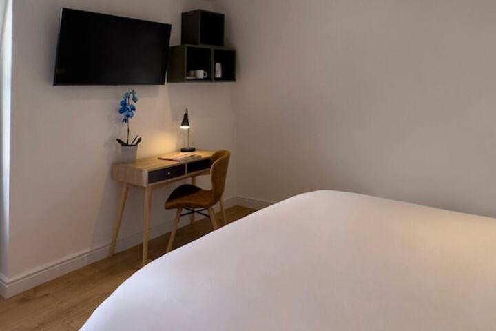 Room 32 of 80