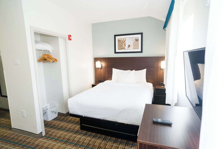 1 Queen Bed Suite (23 of 36)