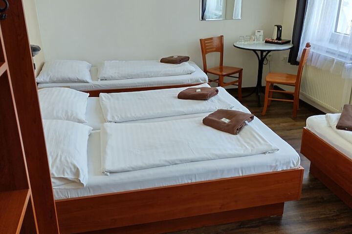 Room 7 of 25