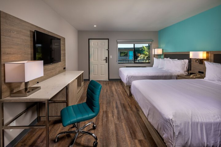 1 Queen Bed Business Room (15 of 23)