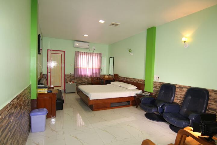 Room 11 of 32