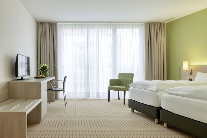 Room 4 of 25
