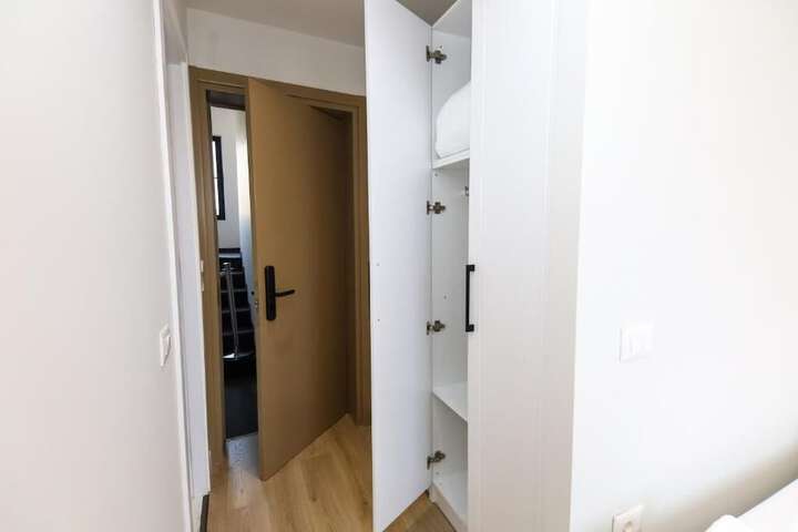 Room 32 of 59