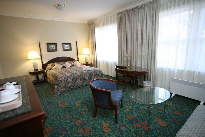 Room 11 of 32