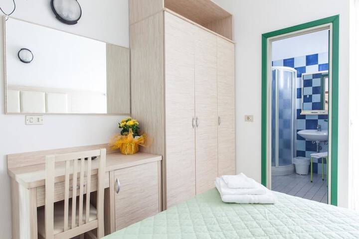 Room 8 of 32