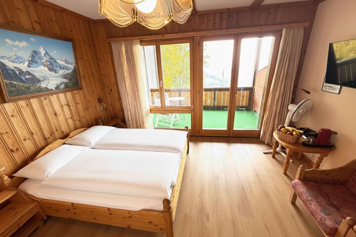 Room 5 of 163