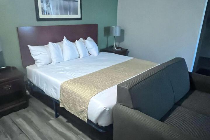 1 King Bed (2 of 17)