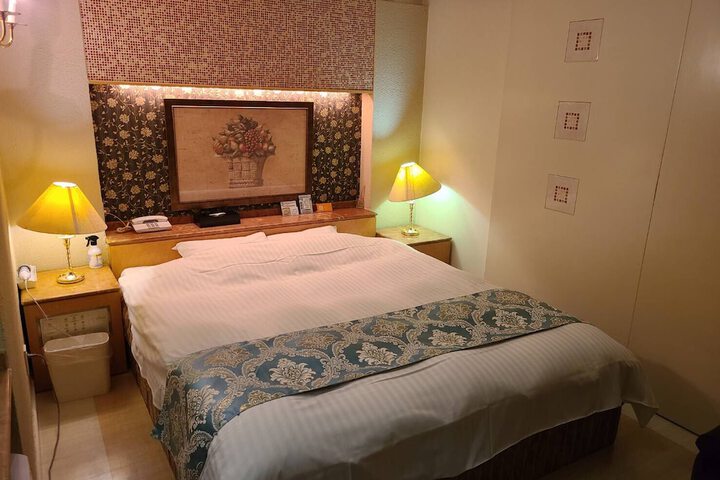 Room 3 of 8