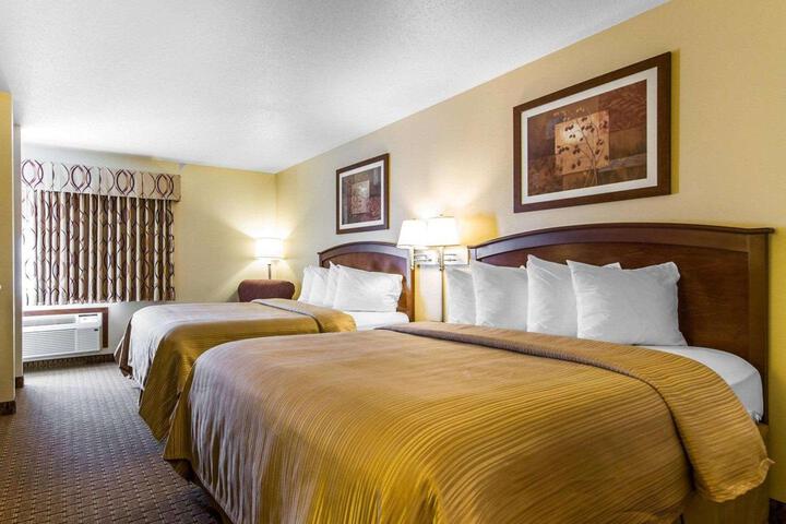1 Queen Bed (9 of 12)