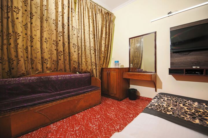 Room 7 of 12