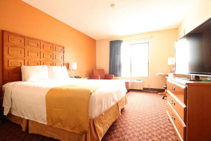 1 Queen Bed (15 of 17)