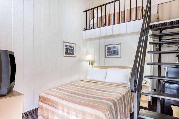1 King Bed (6 of 10)