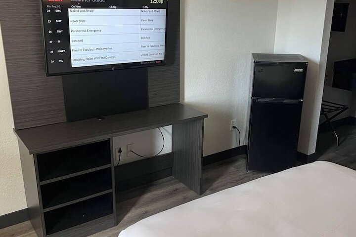 1 Queen Bed (12 of 14)