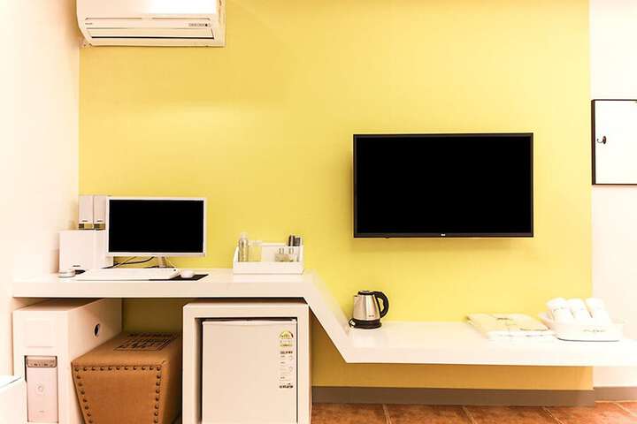 Room 4 of 8