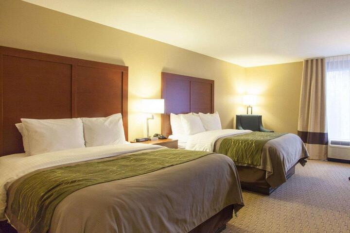 2 Queen Beds (1 of 8)