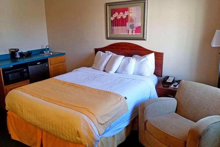 1 Queen Bed (1 of 21)
