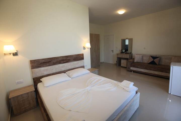 Room 6 of 156
