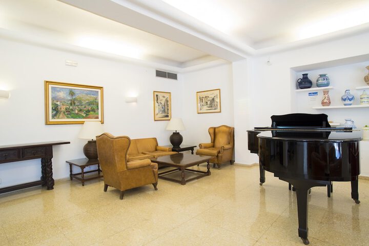 Lounge 99 of 137