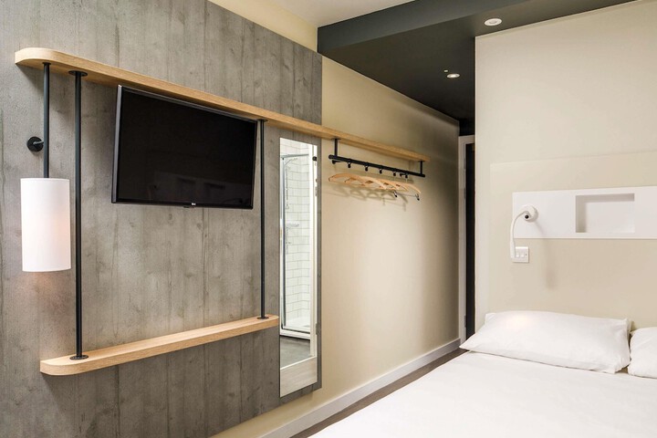Room 10 of 42