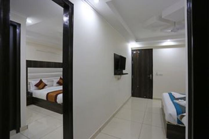 Room 11 of 32